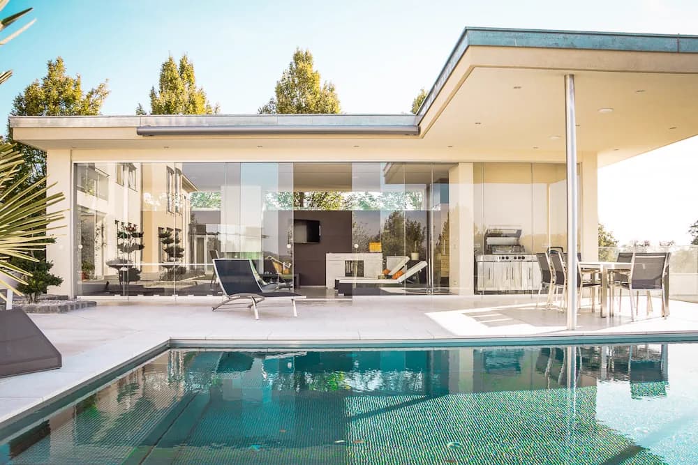 Havuzlu modern bir villa